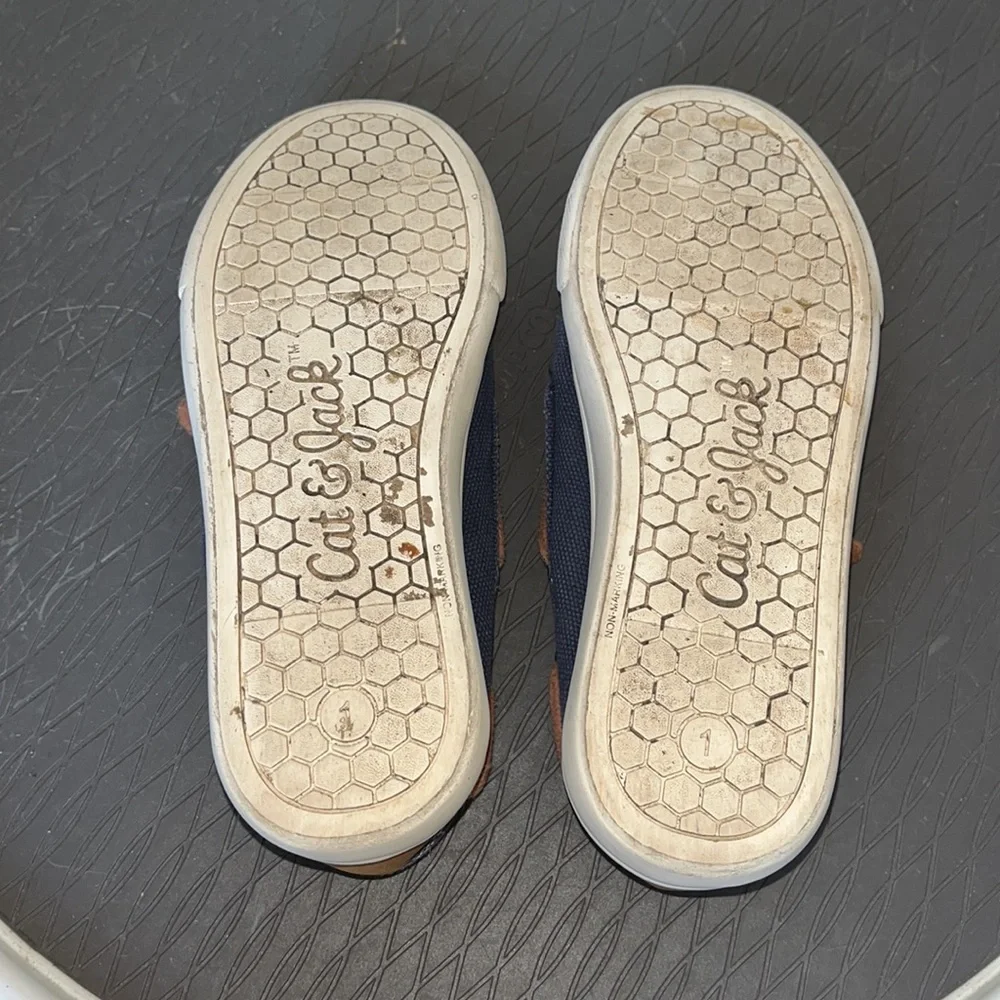 Cat‎ & Jack Boy slip on Boat shoes size 1